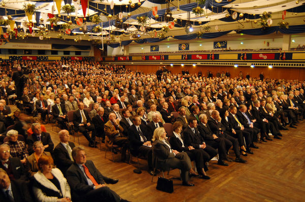 Voll besetzte Rheingoldhalle