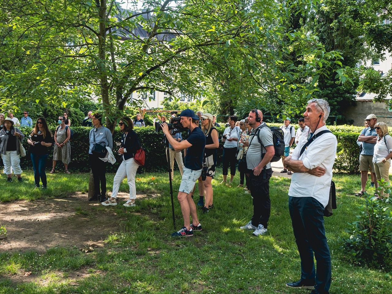 Begrünter Innenhof mit der Besuchergruppe. "walk about... talk about... Koblenz" mit Bertram Weisshaar im Juni 2021.