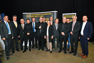 Am Stand der VHV-Versicherungen im Foyer der Halle 45: Felix Edlich, Abteilungsleiter für Bauen im Finanzministerium (1.v.l.), LBB-Geschäftsführer Holger Basten (2.v.l.), BDA-Vorsitzender Ernst Eichler (4.v.l.), Vizepräsident Frank Böhme (6.v.l.), Vizepräsidentin Edda Kurz (7.v.l.), Präsident Gerold Reker (9.v.l.)