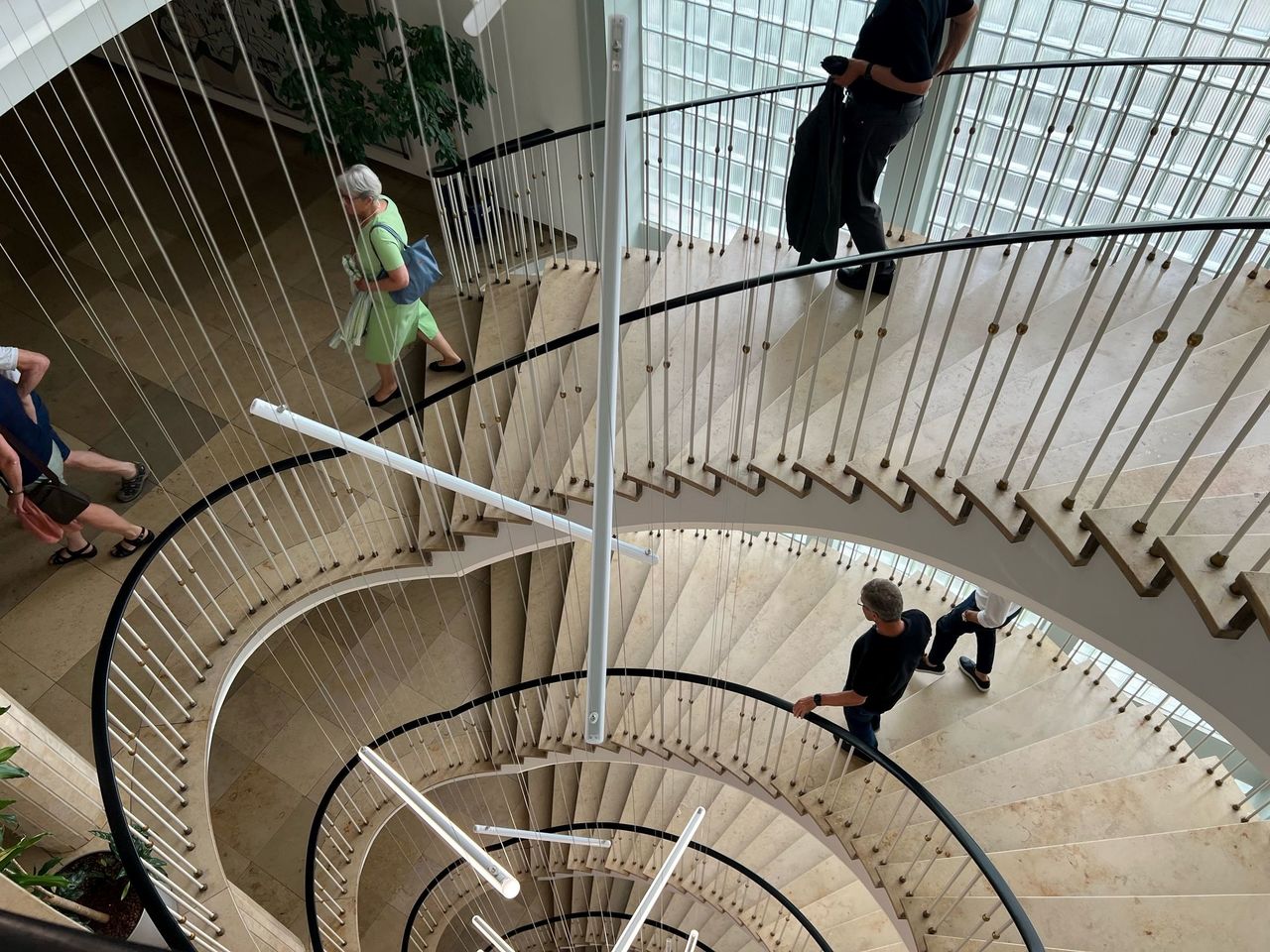 Treppenhaus der Nachkriegsmoderne mit spiralförmigem Treppenlauf