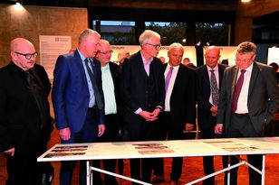 Kammerpräsident Gerold Reker, Baudezernent Peter Kiefer, Landtagsabgeordneter Thomas Wansch, Prof. Dr. Matthias Schirren, Thomas Bauer (Bau AG) und Herbert Sommer (Finanzministerium) beim Rundgang durch die Ausstellung.