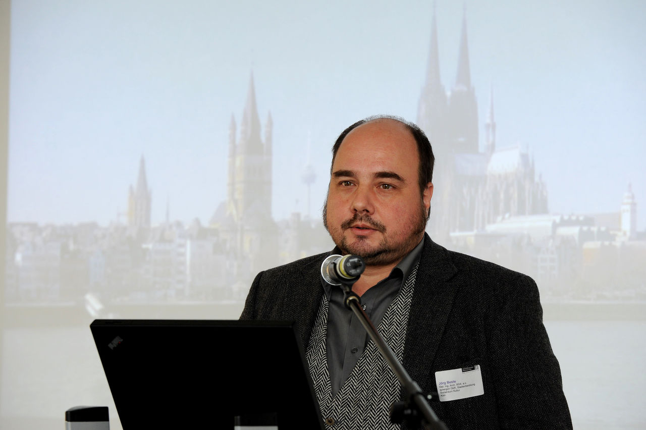 Jörg Beste, synergon Stadtentwicklung Sozialraum Kultur, Köln, erläuterte, wie sakrale Bauten und Religiosität den öffentlichen Raum gestalten. Außerdem stellte er wegweisende Projekte aus Nordrhein-Westfalen vor, die zeigen, dass Kirchengebäude trotz schrumpfender Gemeinden nicht gänzlich auf ihre sakralen Funktionen verzichten müssen.