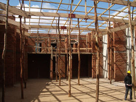 Eine Baustelle für ein Haus in Malawi ist zu sehen.