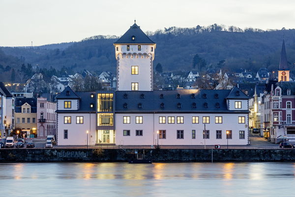 Sanierung Kurfürstliche Burg Boppard Kurfürstliche Burg am Wasser gelegen und in der Abenddämmerung beleuchtet