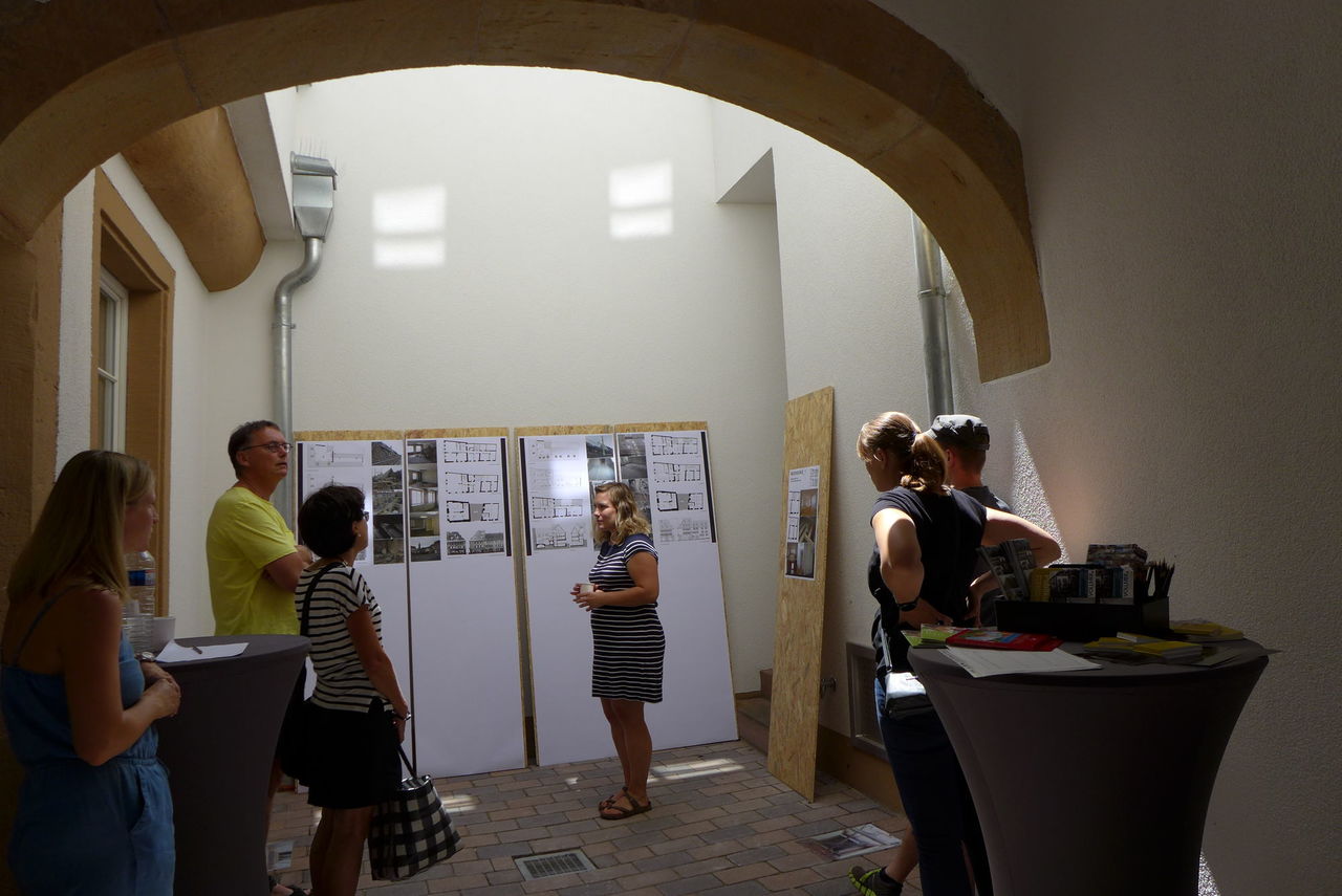 Blick in den Innenhof mit Ausstellung