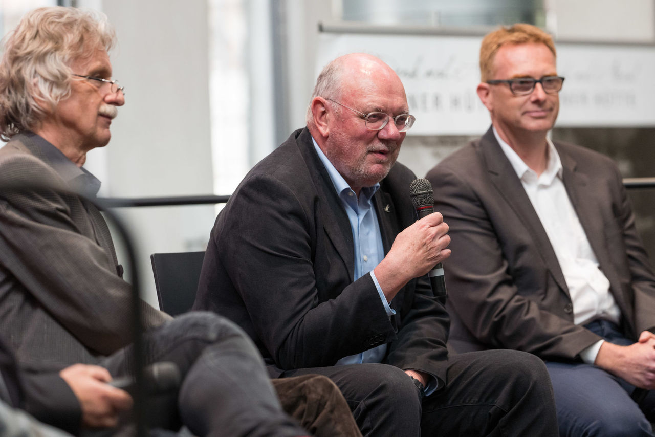 Blick aufs Podium - Rolf Höhmann mit Mikrophon