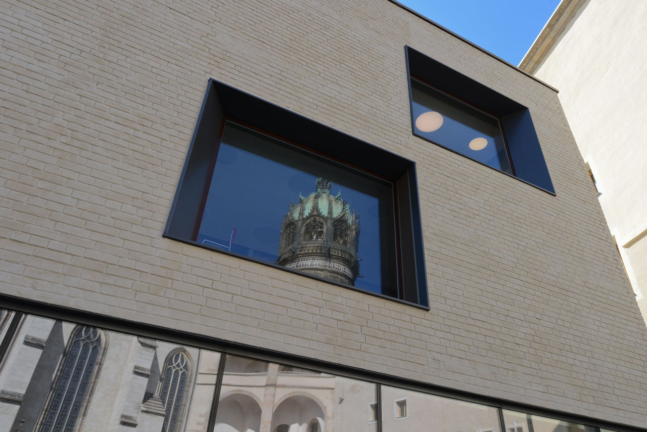 Reflektion der Schlosskirche Wittenberg in einem Fenster des Christine-Bourbeck-Hauses.