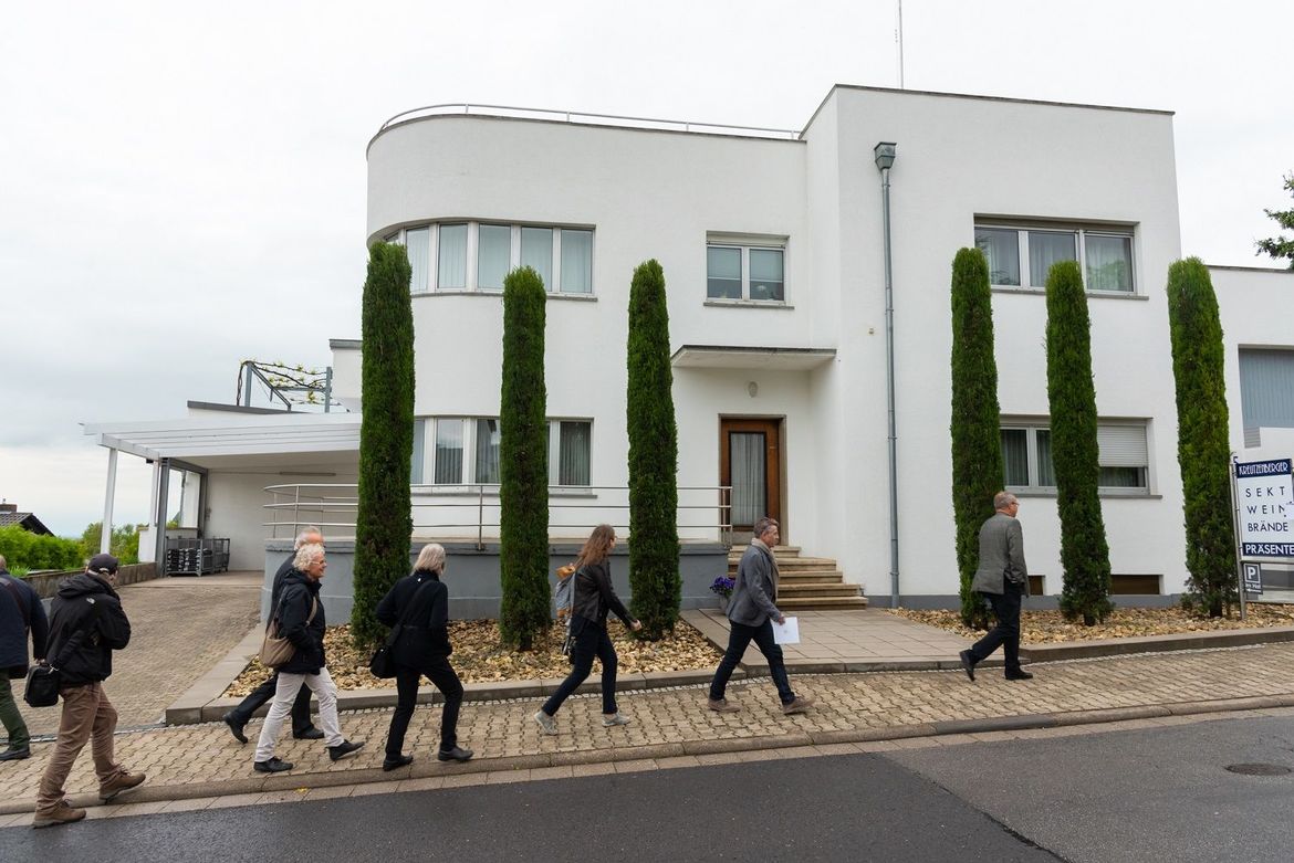 Die Straßenansicht des Baus im Stil der Klassischen Moderne