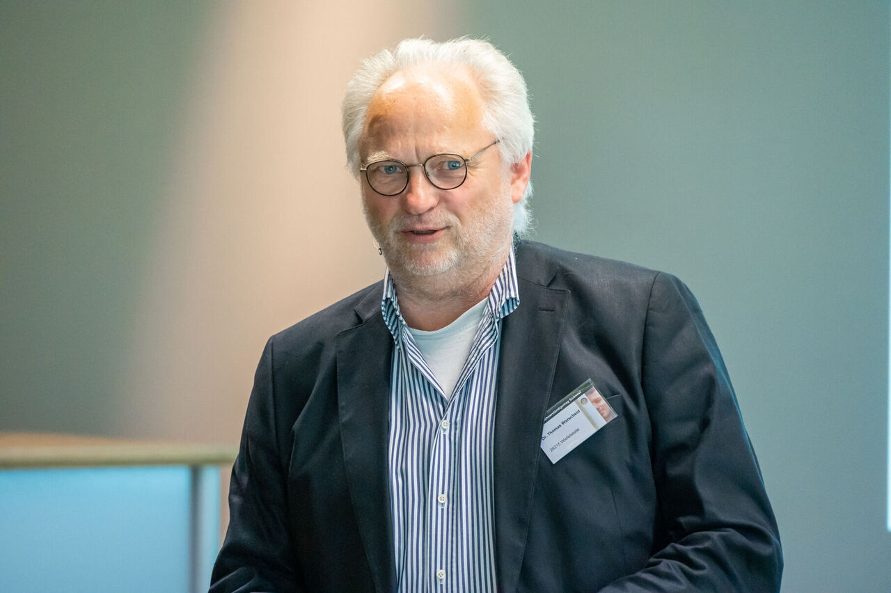 Dr. Thomas Warscheid bei seinem Vortrag.
