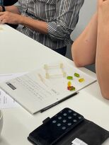 Erste Übung zur Statik: Mit Gummibärchen und Zahnstochern testen die Teilnehmenden einfache Tragwerksformen.