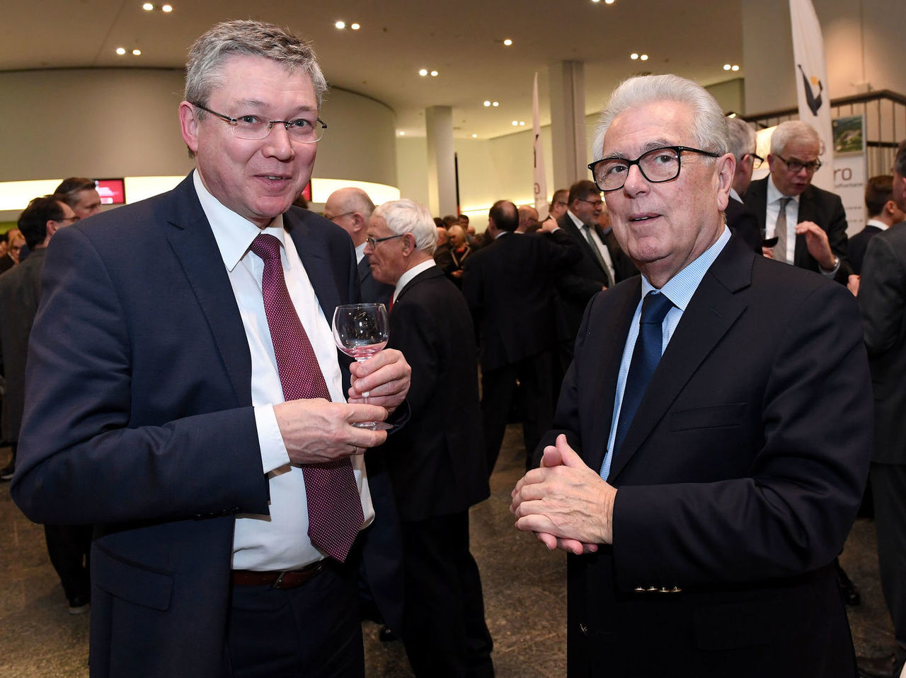 Herbert Sommer vom Finanzministerium bei einem Glas Wein mit Gerhard Steyer, VHV