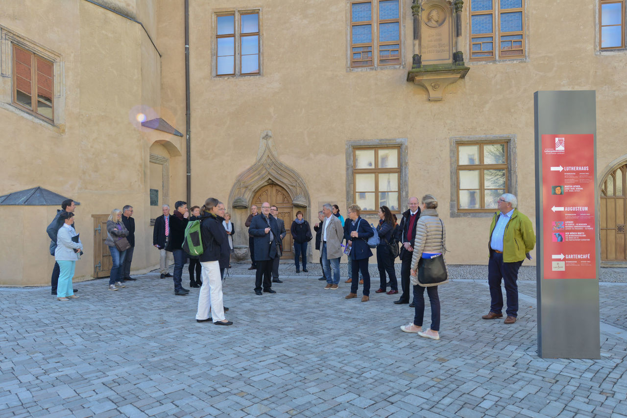 Teilnehmer der Architekturfürhung vor dem Lutherhaus in Wittenberg