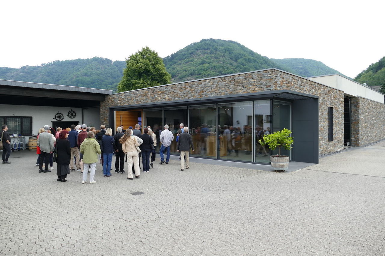 Besuchergruppe beim Tag der Architektur vor der neuen einstöckigen Vinothek. 