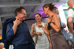 Professor Dr. Niederwöhrmeier, Hochschule Mainz (links) im Gespräch mit Architektin Kerstin Molter und einem weiteren Gast.