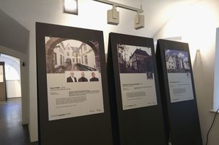 Drei großformatige Stelen mit Ausstellungstafeln.