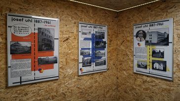 Foto: Alexandra Kohl, Monika Pleyer und Christoph Arnold Innenraum mit drei gerahmten Plakaten.