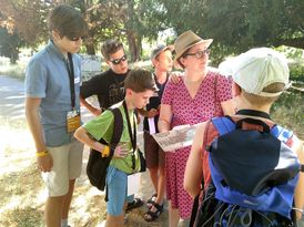 fünf Kinder und Führerin im Park