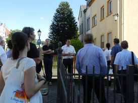 Eine gruppe von 12 Menschen von hinten, bei der Führung durch die Ortsgemeinde.