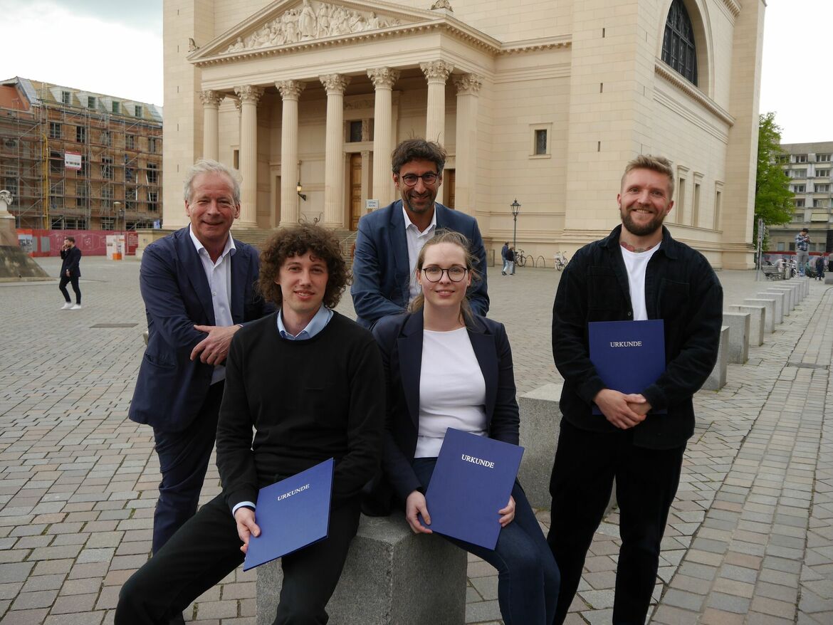 v.l.n.r.: Prof. Dr. Klaus Jan Pilipp (Juryvorsitz), David Gripp, Carina Thomas, hinten Matthias Klopfer (Vorsitzender Forum Stadt e.V., Oberbürgermeister Stadt Esslingen am Neckar) und Maximilian Bräunel