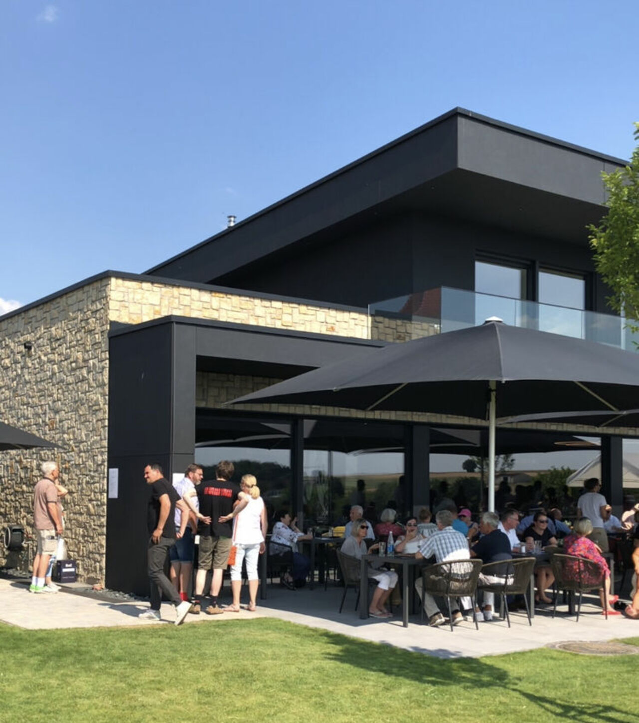 Blick von außen auf die Terrasse der Vinothek