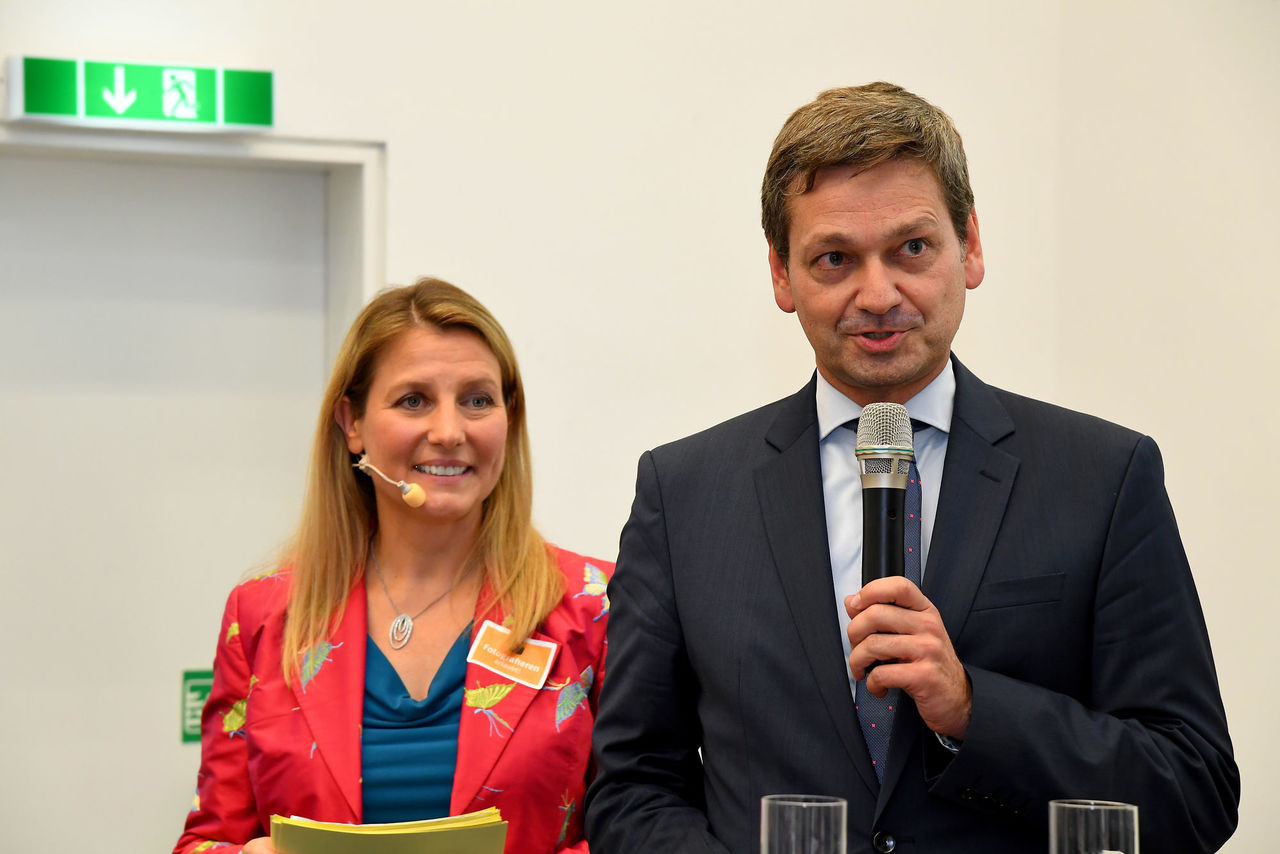 Moderatorin Patricia Küll und Christian Baldauf - Fraktionsvorsitzender der CDU.
