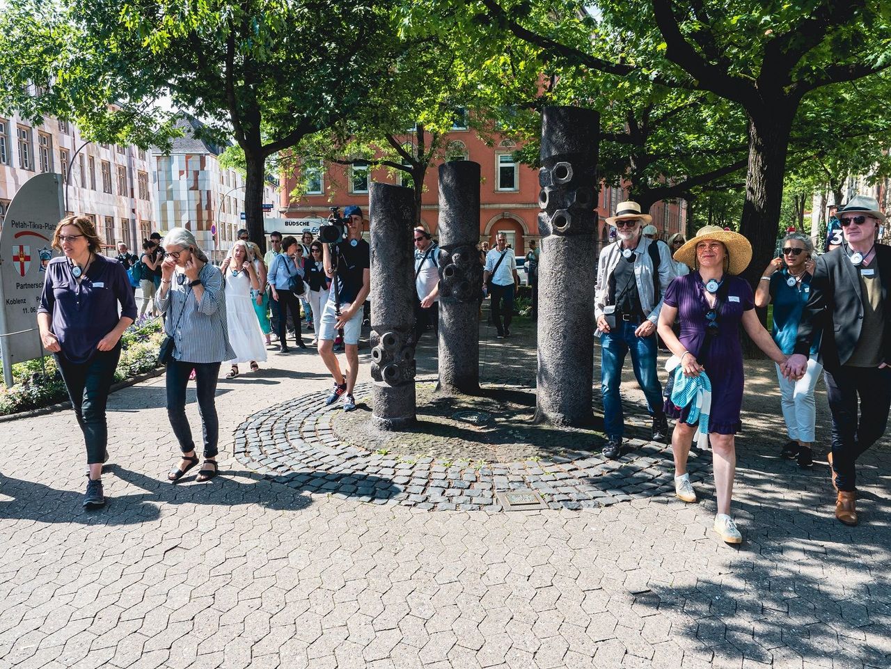 Besuchergruppe auf einen Platz. "walk about... talk about... Koblenz" mit Bertram Weisshaar im Juni 2021.