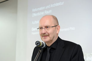 Gerold Reker, Präsident der Architektenkammer Rheinland-Pfalz, stieg philosophisch wie auch aus Sicht des Architekten in das Thema "Öffentlicher Raum" ein.