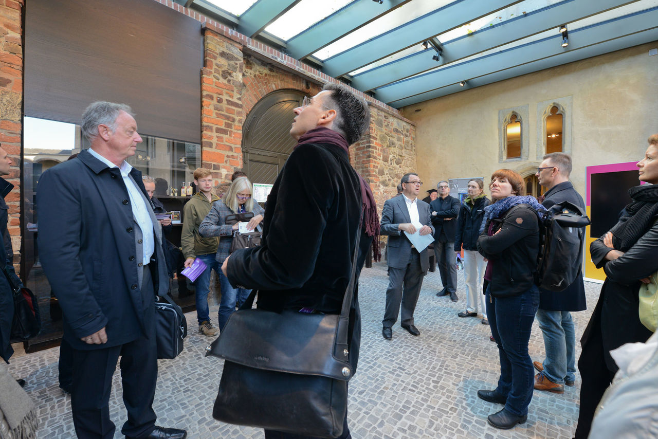 Besucher der Veranstaltung beim Rundgang 