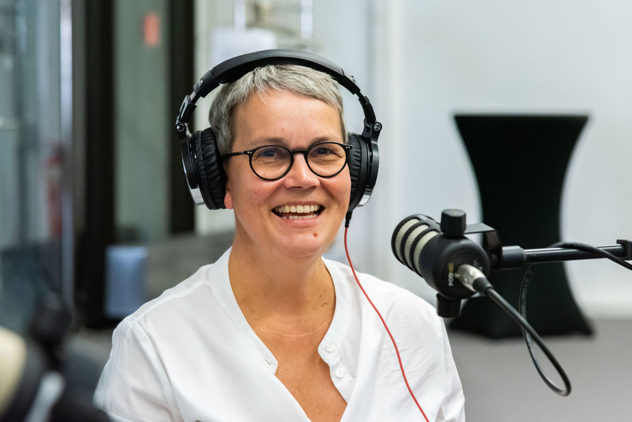 Annette Müller am Podcast-Mikrofon