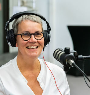 Annette Müller am Podcast-Mikrofon