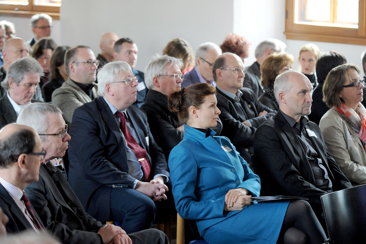 Im Vorderund Dr. Elena Wiezorek, Hauptgeschäftsführerin Architektenkammer Rheinland-Pfalz, dahinter Hermann-Josef Ehrenberg, Vorstandsmitglied und Projektleiter "Reformation und Architektur".