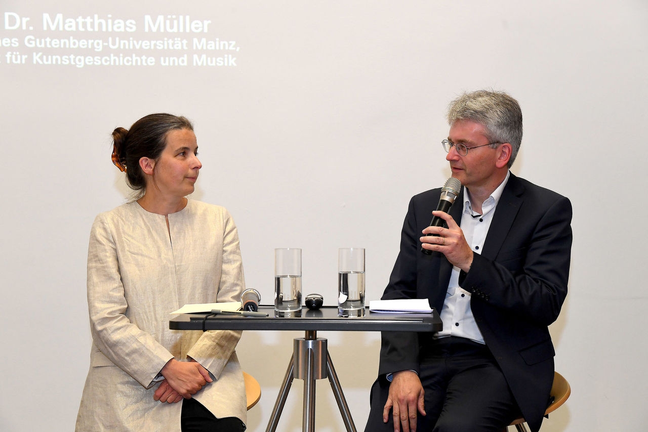 Im Zwiegespräch: Vizepräsidentin Edda Kurz und Prof. Dr. Matthias Müller von der Uni Mainz