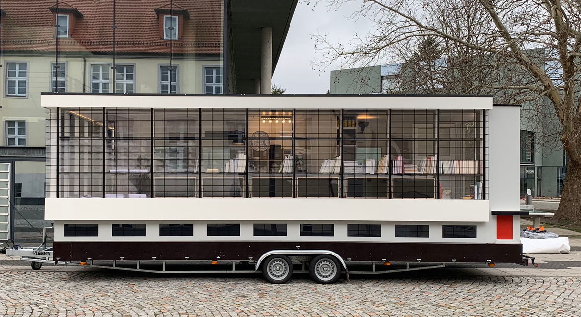 Das Werkstattgebäude des Bauhaus Dessau als Tinyhouse von Van Bo Le-Mentzel.