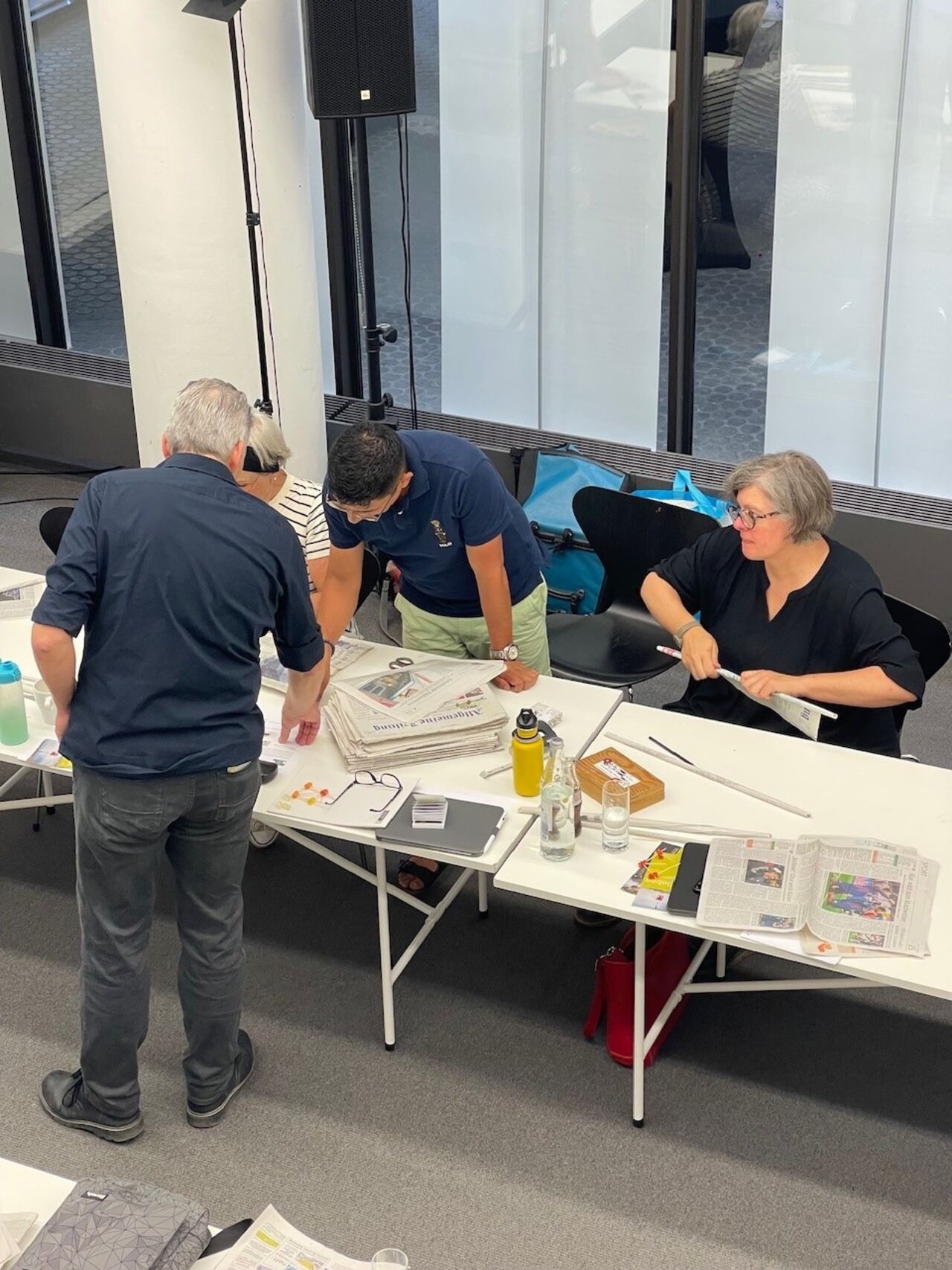 Im Workshop entwickeln die Teilnehmenden eigene Brückenkonstruktionen.