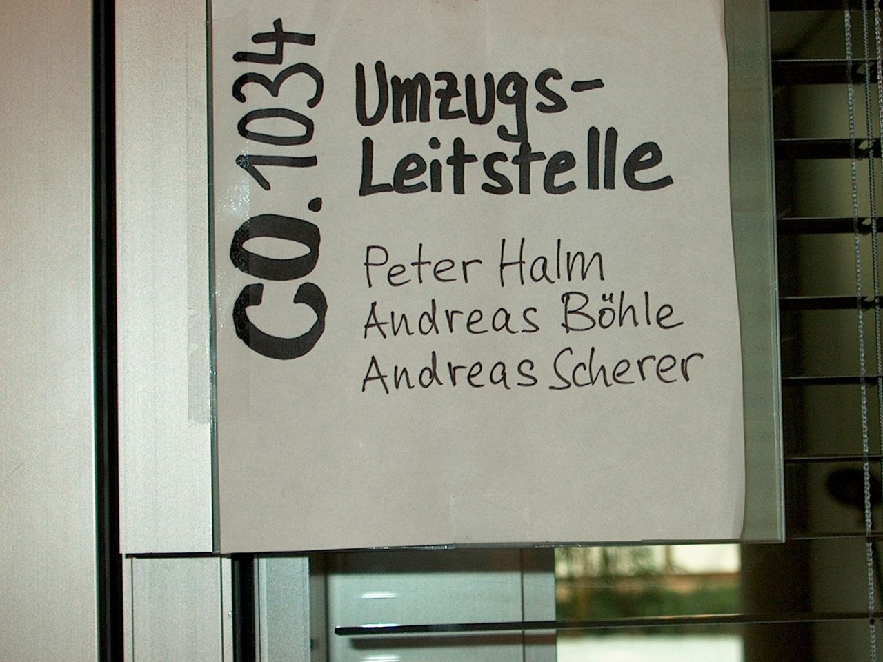 Ein Plakat, welches auf eine Umzugsleitstelle unter der Führunf von Andreas Scherer hinweist.