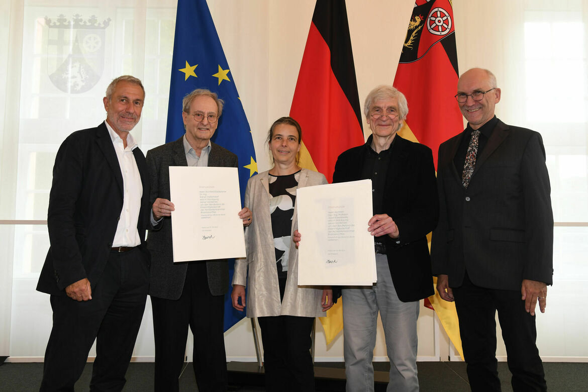 v.l.n.r.: Joachim Rind, Präsident der Architektenkammer Rheinland-Pfalz, Ehrenmitglied Dr. Rainer Metzendorf, Vizepräsidentin Edda Kurz, Ehrenmitglied Prof. Jobst Kowalewsky, Vizepräsident Joachim Becker