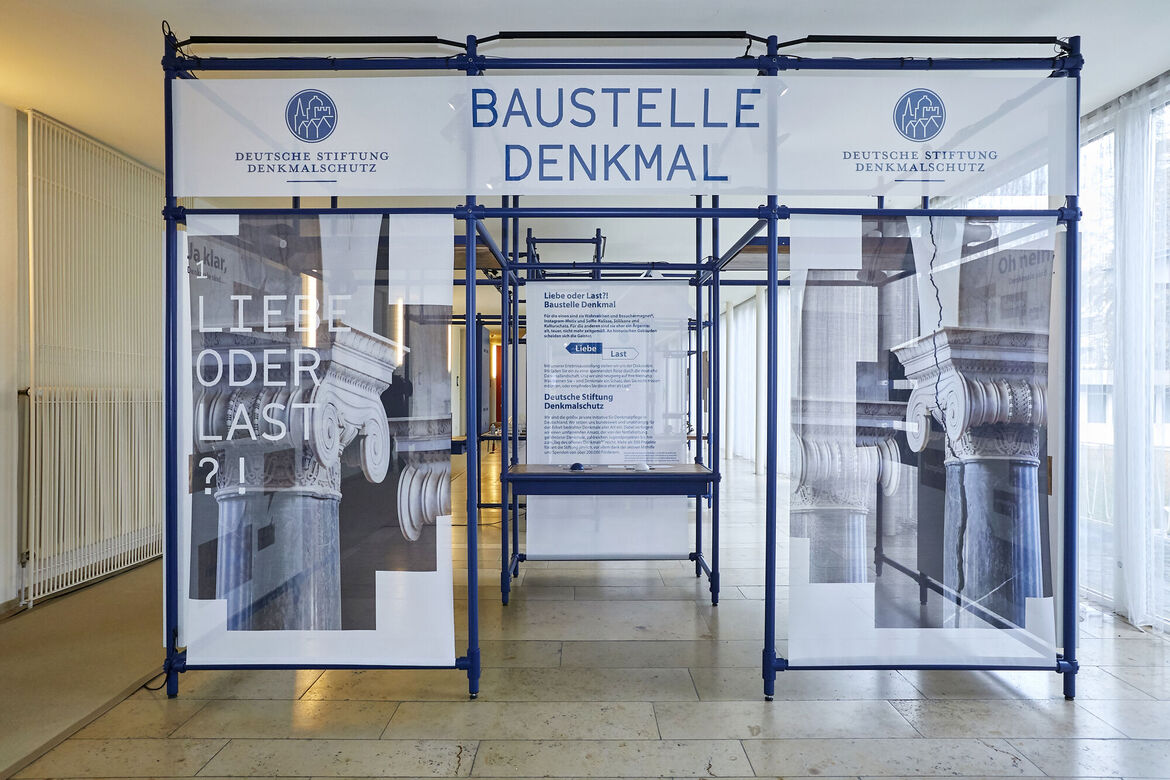 Blick in die Ausstellung "Liebe oder Last?"