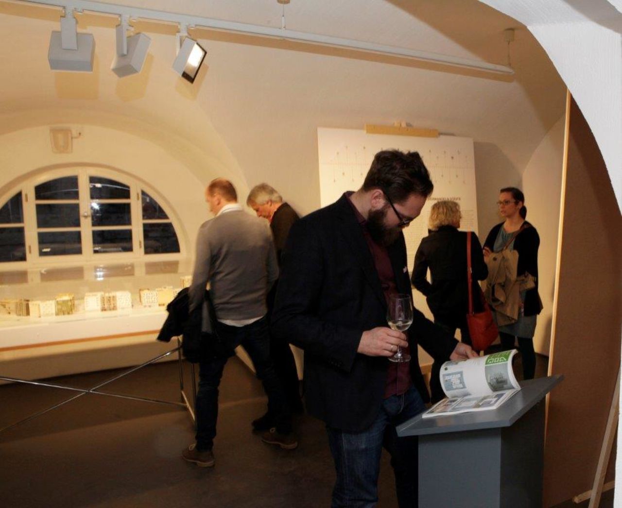 Besucher der Ausstellung