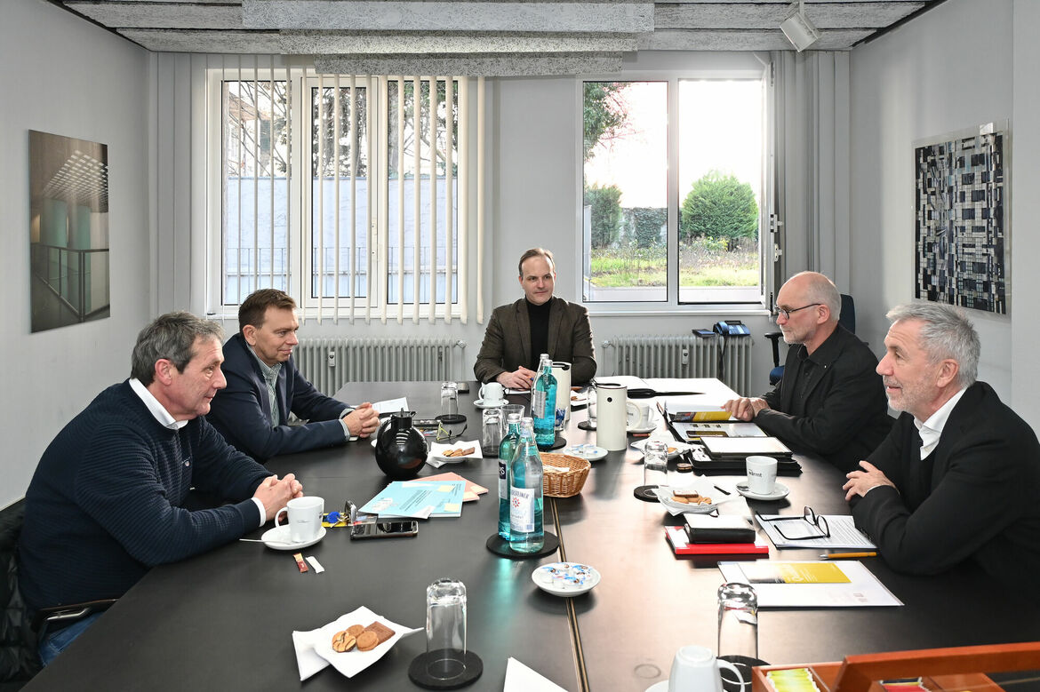 Achim Schwickert, Andreas Göbel (beide Landkreistag), Hauptgeschäftsführer Thilo Gries, Vizepräsident Joachim Becker und Präsident Joachim Rind