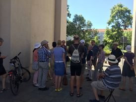 Foto: Bärbel Zimmer, Mainz Die Gruppe in einem hohen Durchgang zum begrünten Innenhof