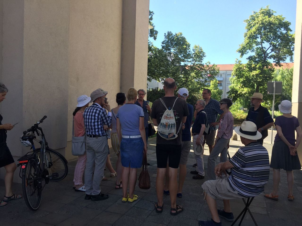 Die Gruppe in einem hohen Durchgang zum begrünten Innenhof