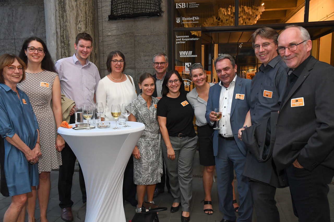 Gruppenbild vor dem Zentrum Baukultur Rheinland-Pfalz in Mainz.