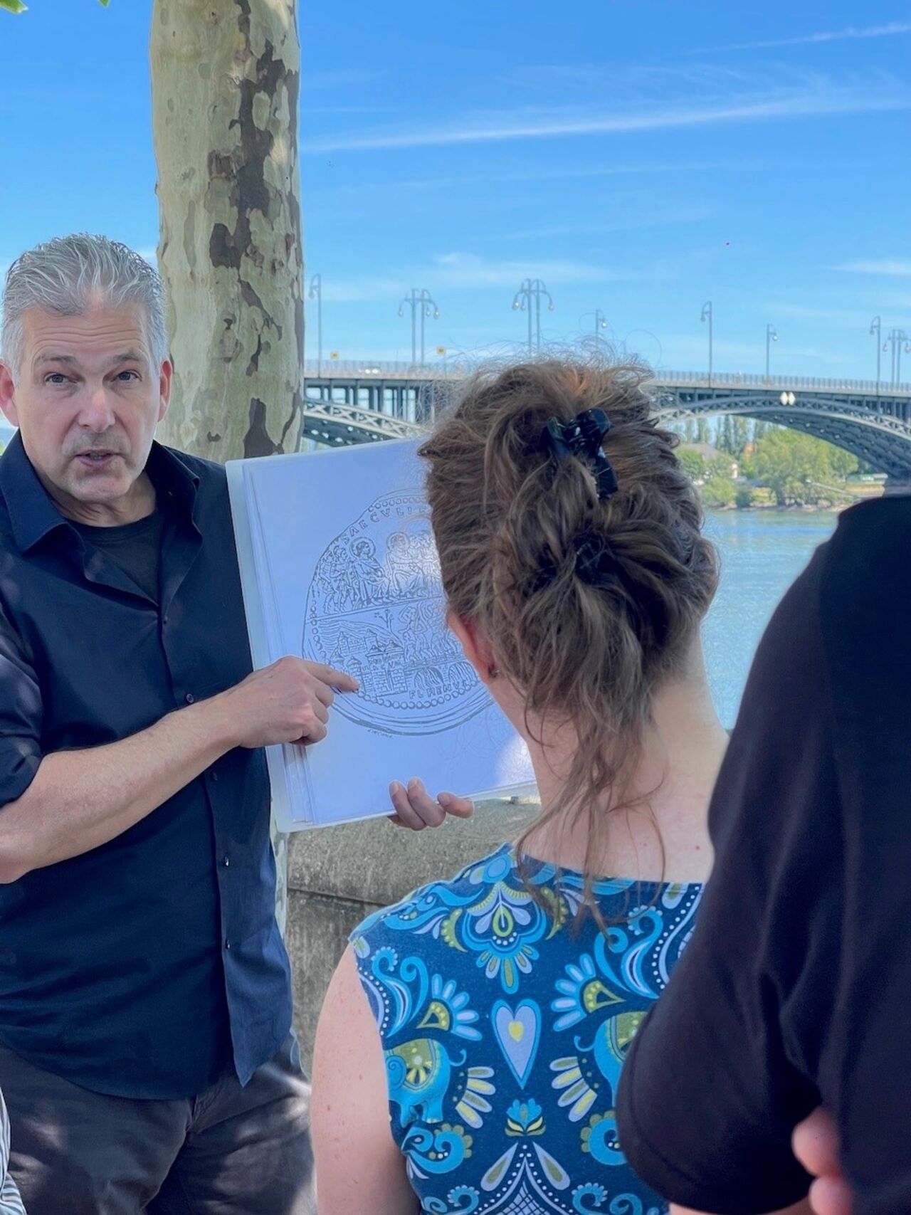 Bei der Exkursion zur Theodor-Heuss-Brücke verbindet Winkelmann Baugeschichte, Konstruktion und Symbolik.