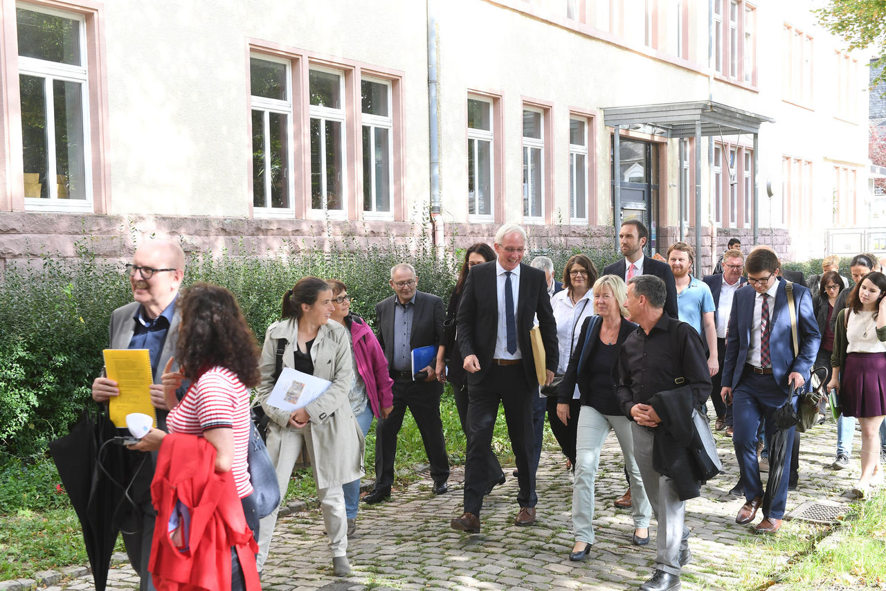 Gelöste Stimmung beim Rundgang zwischen Mitgliedern der Lokalpolitik und der Architektenkammer.