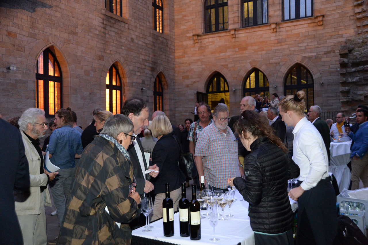 Ausklang bei Wein und kleinen Speisen im Innenhof