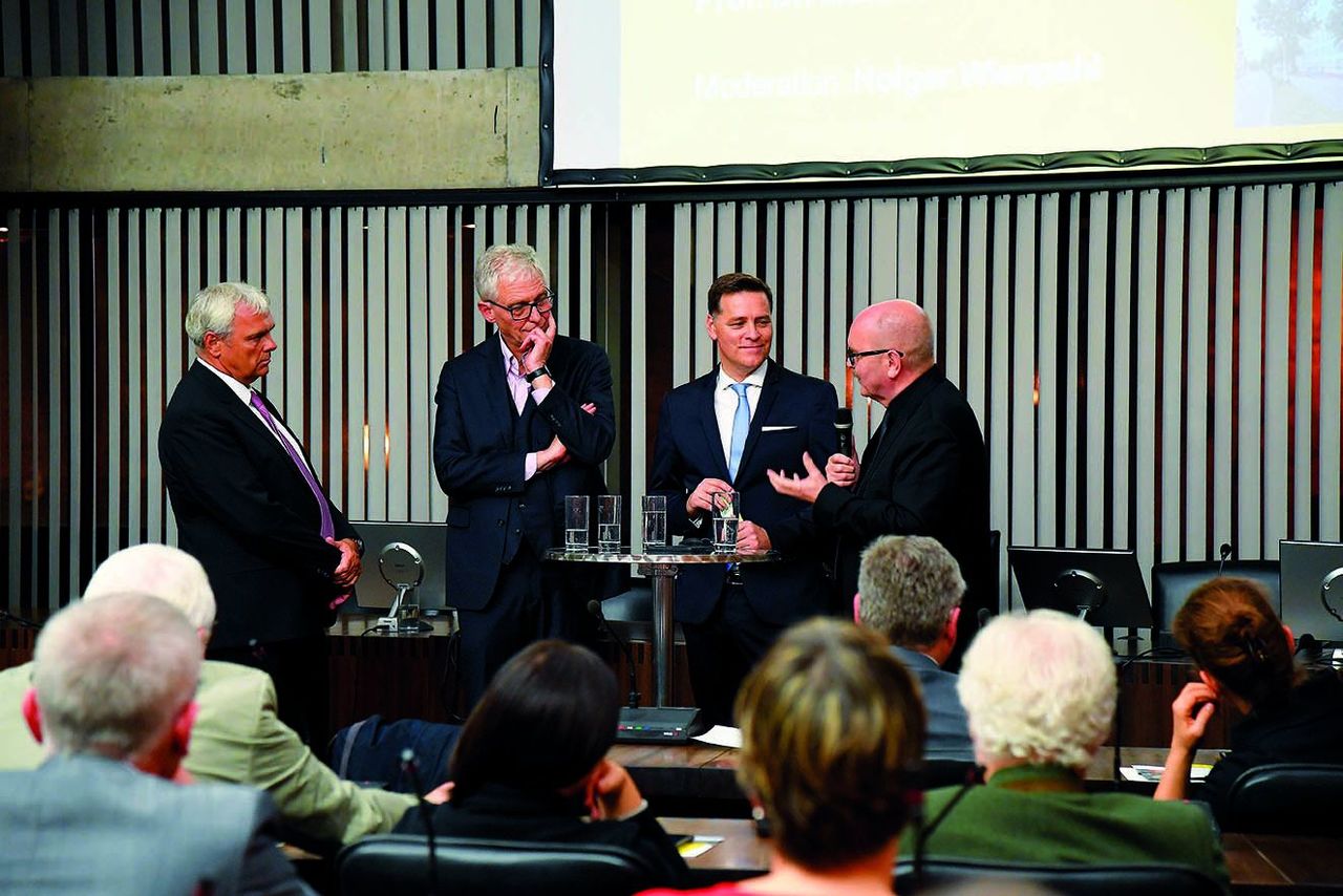 Gesprächsrunde: Thomas Bauer, Vorstand Gemeinnützige Baugesellschaft Kaiserslautern AG, Kurator Prof. Dr. Matthias Schirren, Moderator Holger Wienpahl und Kammerpräsident Gerold Reker