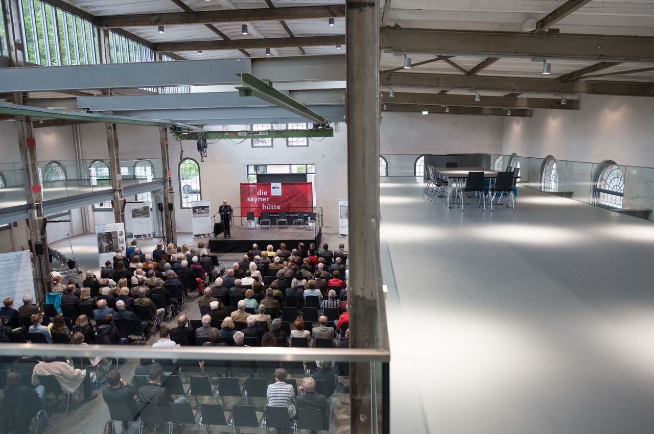 Halle und Publikum von der Galerie aus gesehen