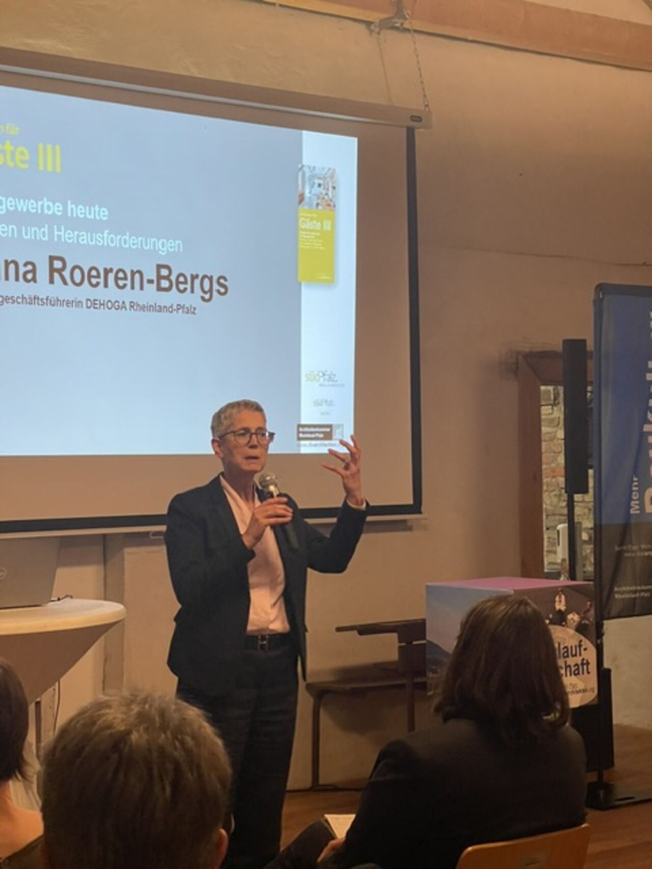 Foto: Dr. Christoph H. Nuehlen Referentin Anna Roeren-Bergs spricht über aktuelle Herausforderungen und Perspektiven im Gastgewerbe.