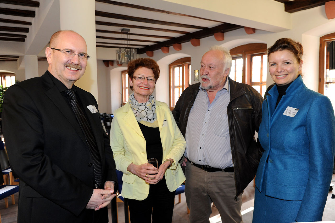 vlnr:Gerold Reker, Präsident Architektenkammer Rheinland-Pfalz, MdL Ruth Ratter, Bildungs- und Kulturpolitische Sprecherin, Landtagsfraktion Bündnis 90/ Die Grünen, Kulturstaatsseketär Walter Schumacher, Dr. Elena Wiezorek, Hauptgeschäftsführerin Architektenkammer Rheinland-Pfalz.