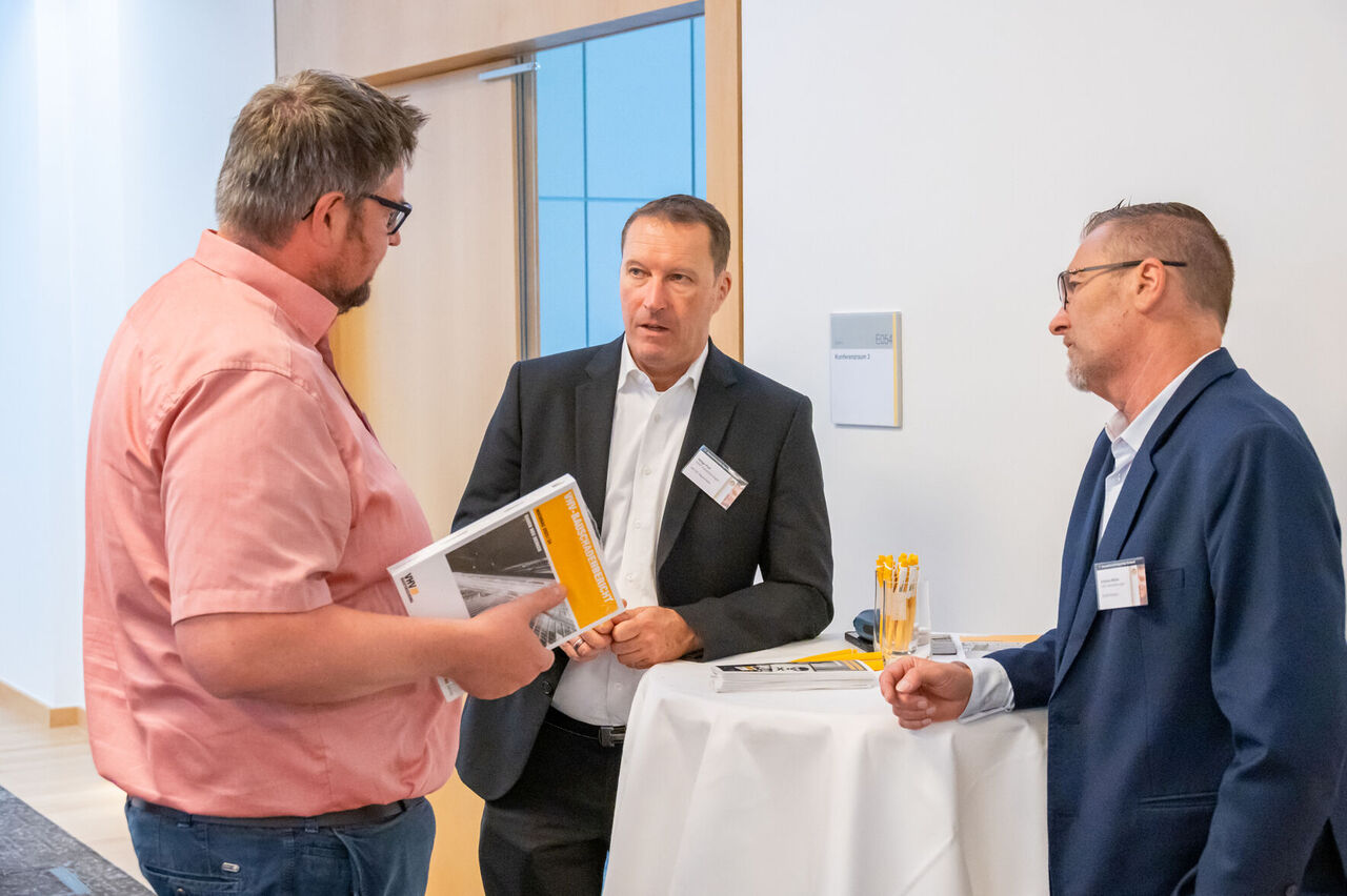 Teilnehmer im Pausengespräch